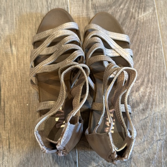 Mia Kid’s Tan Heeled Sandals Size 4M - Picture 4 of 7